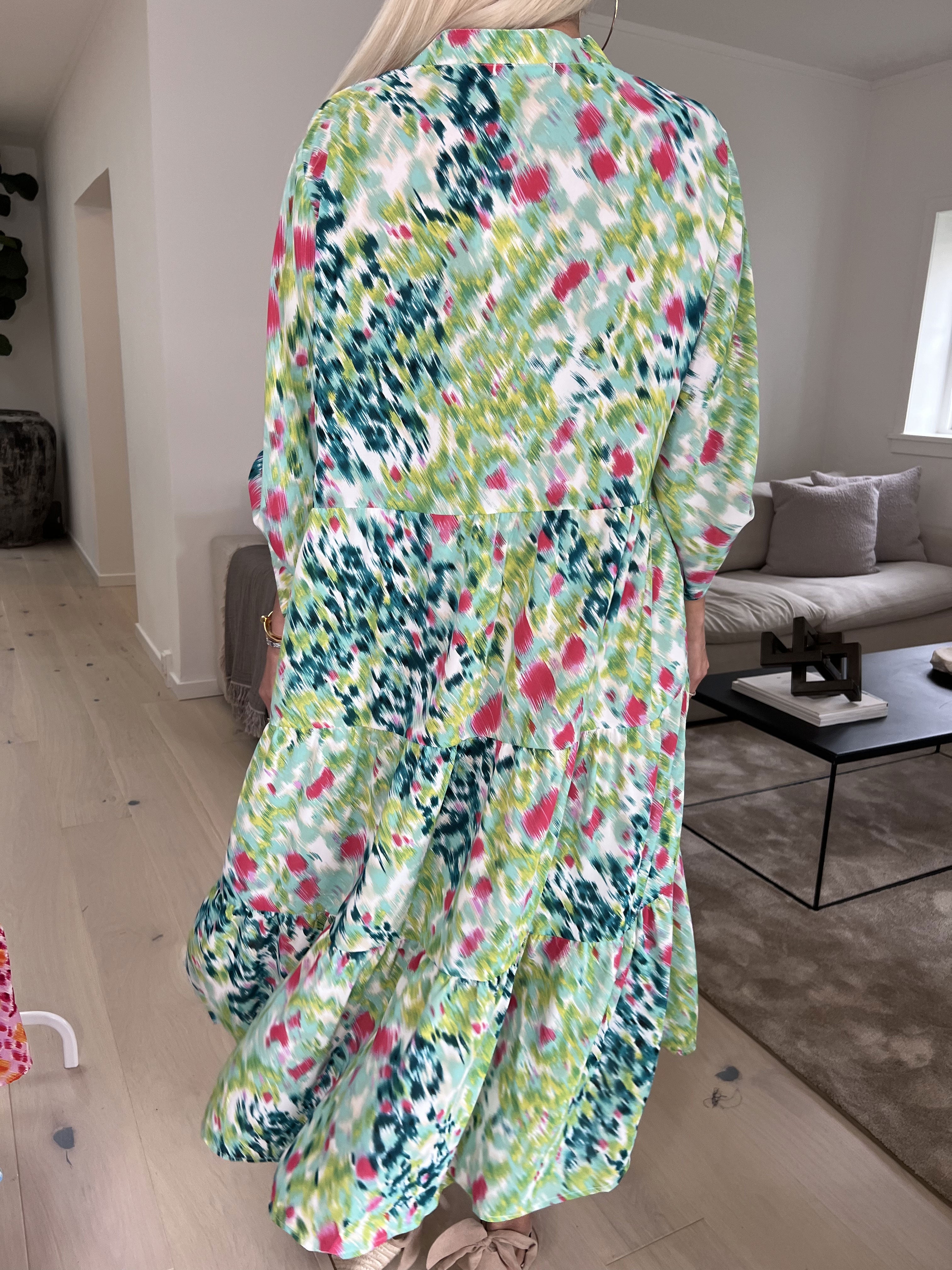 Simone - Söt klänning med mångfärgat tryck